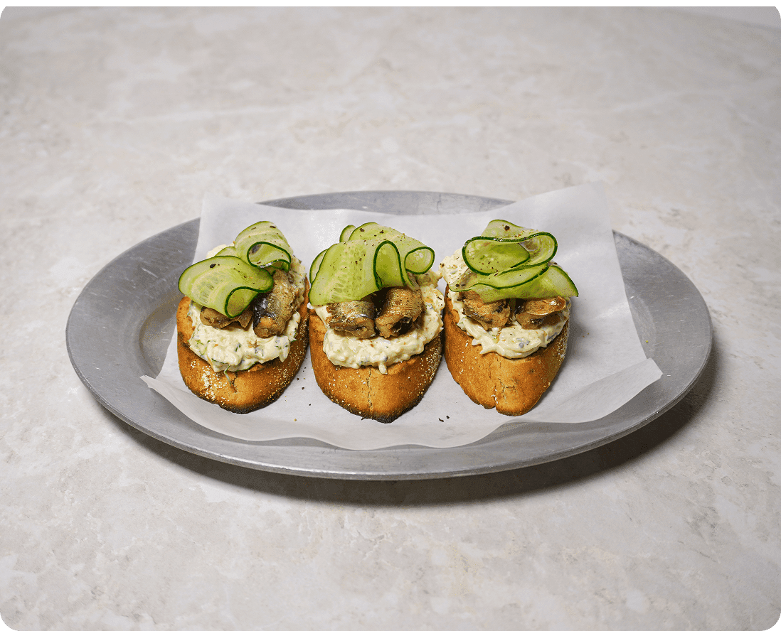 Бутерброды со шпротами и яичным салатом