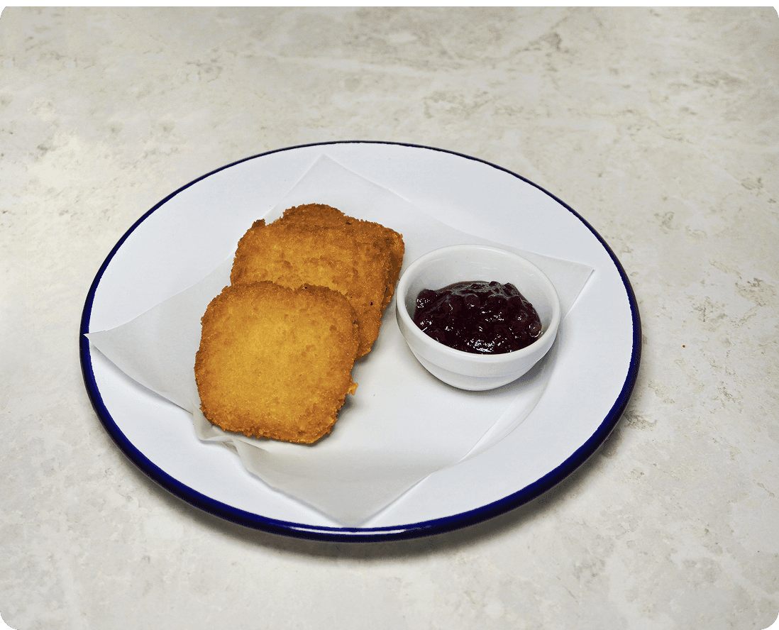 Сырные палочки с брусничным соусом