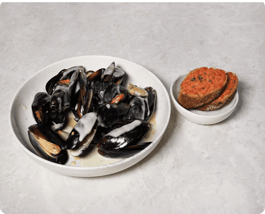 Мидии в соусе том-ям/блю чиз